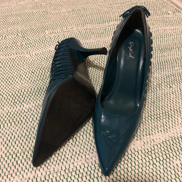 Quipid Teal Pointed Toe Pumps - Picture 4 of 8